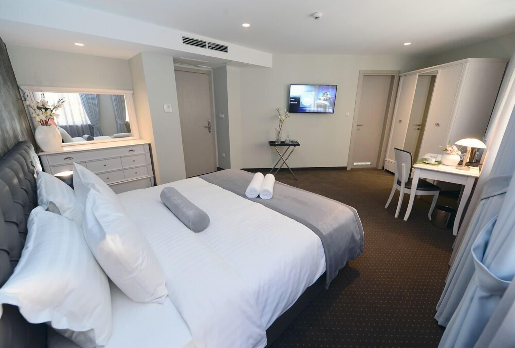 Alexandar Square Boutique Hotel สโกเปีย ภายนอก รูปภาพ