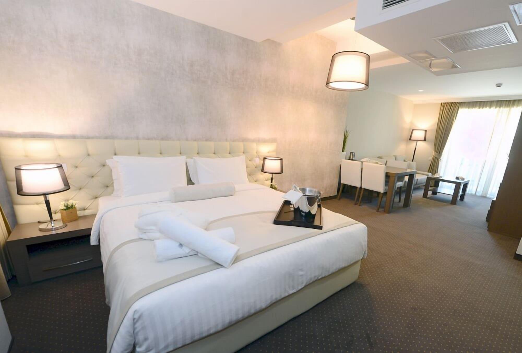 Alexandar Square Boutique Hotel สโกเปีย ภายนอก รูปภาพ