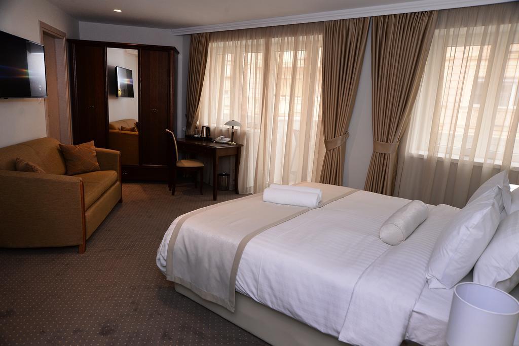 Alexandar Square Boutique Hotel สโกเปีย ภายนอก รูปภาพ
