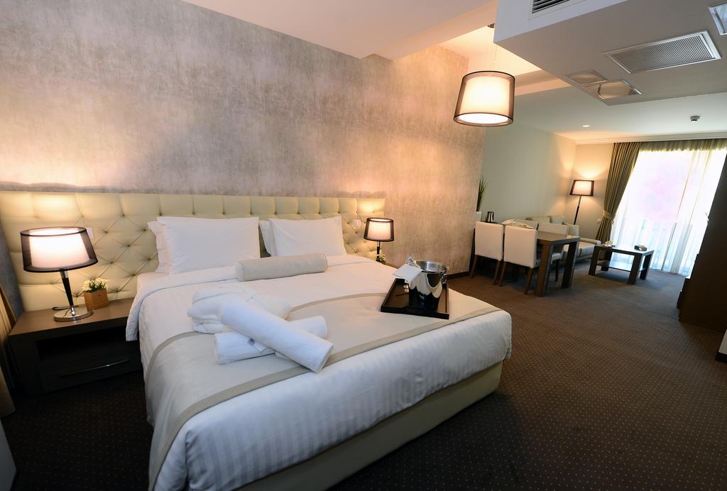 Alexandar Square Boutique Hotel สโกเปีย ภายนอก รูปภาพ
