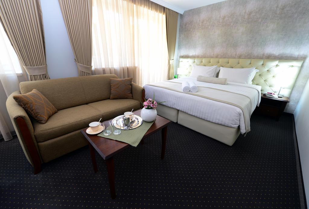 Alexandar Square Boutique Hotel สโกเปีย ภายนอก รูปภาพ